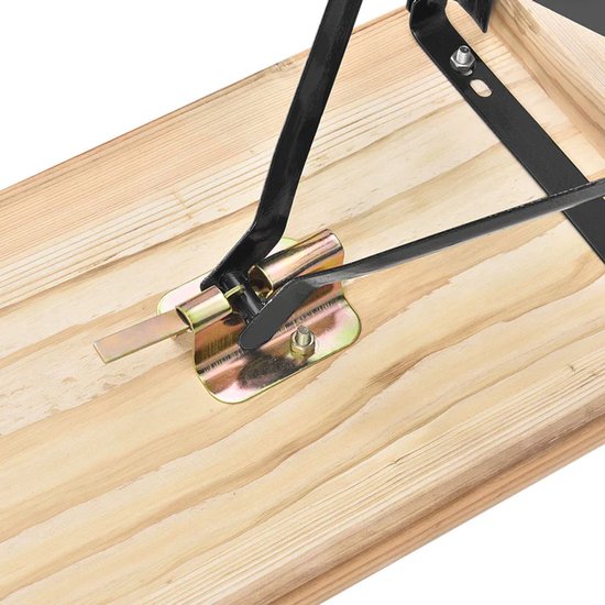 Sluitingsmechanisme van metaal op een houten biertafelblad.