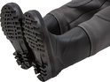 Detail van de profielzolen van de zwarte laarzen van het grijze neopreen waadpak.