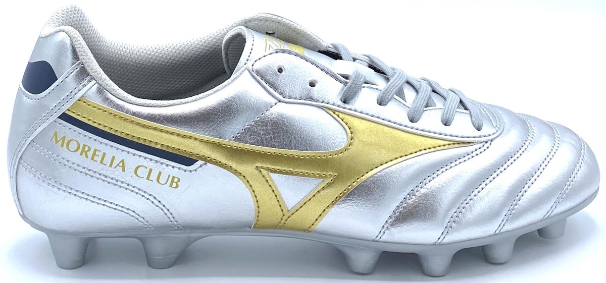 Zilveren Mizuno Morelia II Club voetbalschoenen maat 42 met gouden details en noppenzool voor grip op het veld.