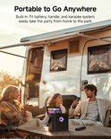 Een gezin geniet van karaoke bij een camper, met de draagbare Ikarao-speaker en microfoon.