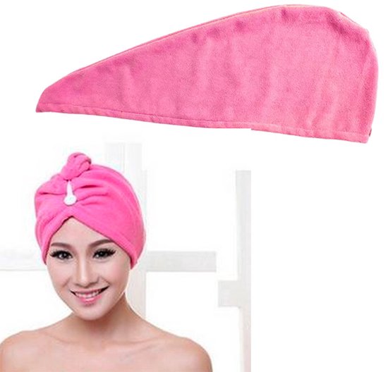 Fuchsia microvezel haarhanddoek op een model, met knoopsluiting.
