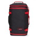 Zwarte Eastpak rugzak met opvallende rode ritsen, gespen en accenten.