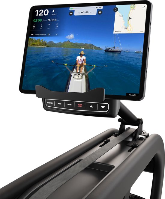 Tabletconsole op een zwarte roeitrainer met een afbeelding van een persoon die roeit op water.
