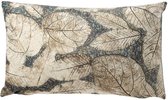 Rechthoekig kussen met een grof textuur print van bladeren in crème en blauw.