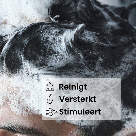 Gedetailleerde close-up van donker, nat haar bedekt met rijk schuim. Iconen en tekst: Reinigt, Versterkt, Stimuleert.