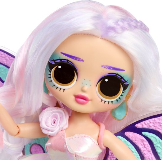 Close-up van een pop met wit-roze haar, vlindervleugels, roze jurk, met roosdetail.