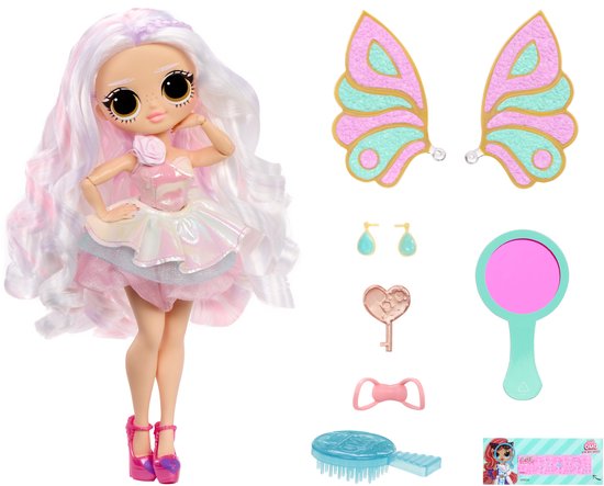 Pop met vlindervleugels en accessoires: oorbellen, sleutel, strik, borstel en spiegel.