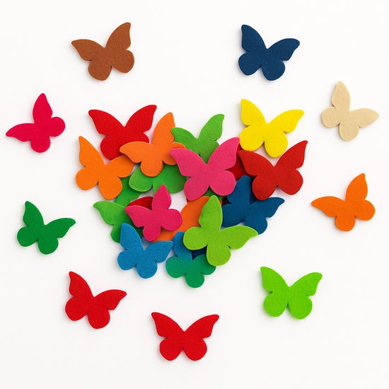Une disposition en forme de cœur de 18 papillons en feutre de différentes couleurs sur fond blanc.
