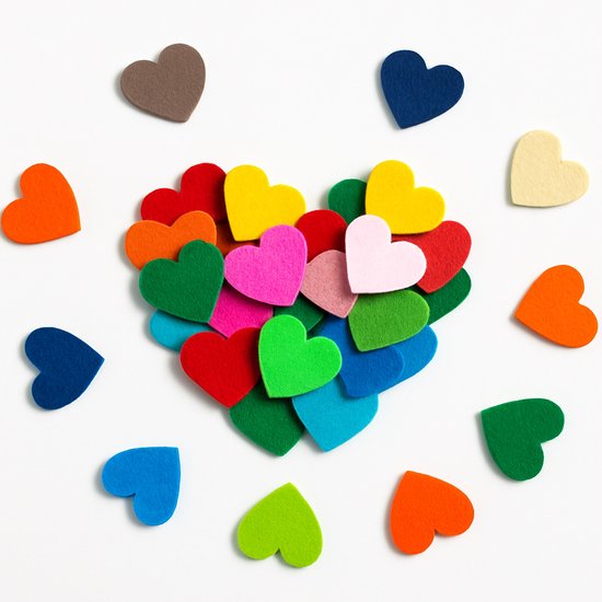 Cœurs en feutre de différentes couleurs, disposés en forme de cœur.