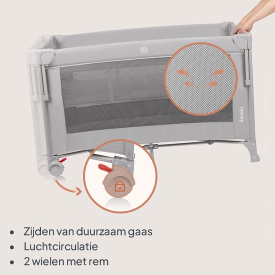 Grijs reisbedje met gaas aan de zijkanten en 2 wielen met rem.