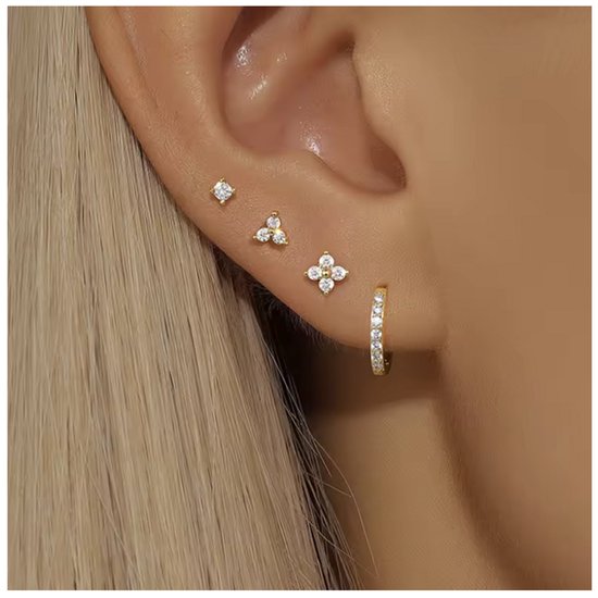 Oorbellen Set 4 Stuks - Kleur: Goud - 18K Verguld - Hoge Kwaliteit - Oorbellen Set - Meerdere Oorbelgaatjes - Oorbellen / Earrings - Oor Versiering - Luxe Set - Oorbellen Goud - Gouden Oorbellen - Meerdere Gaatjes - Cadeau - 18 Karaat - Oorhangers