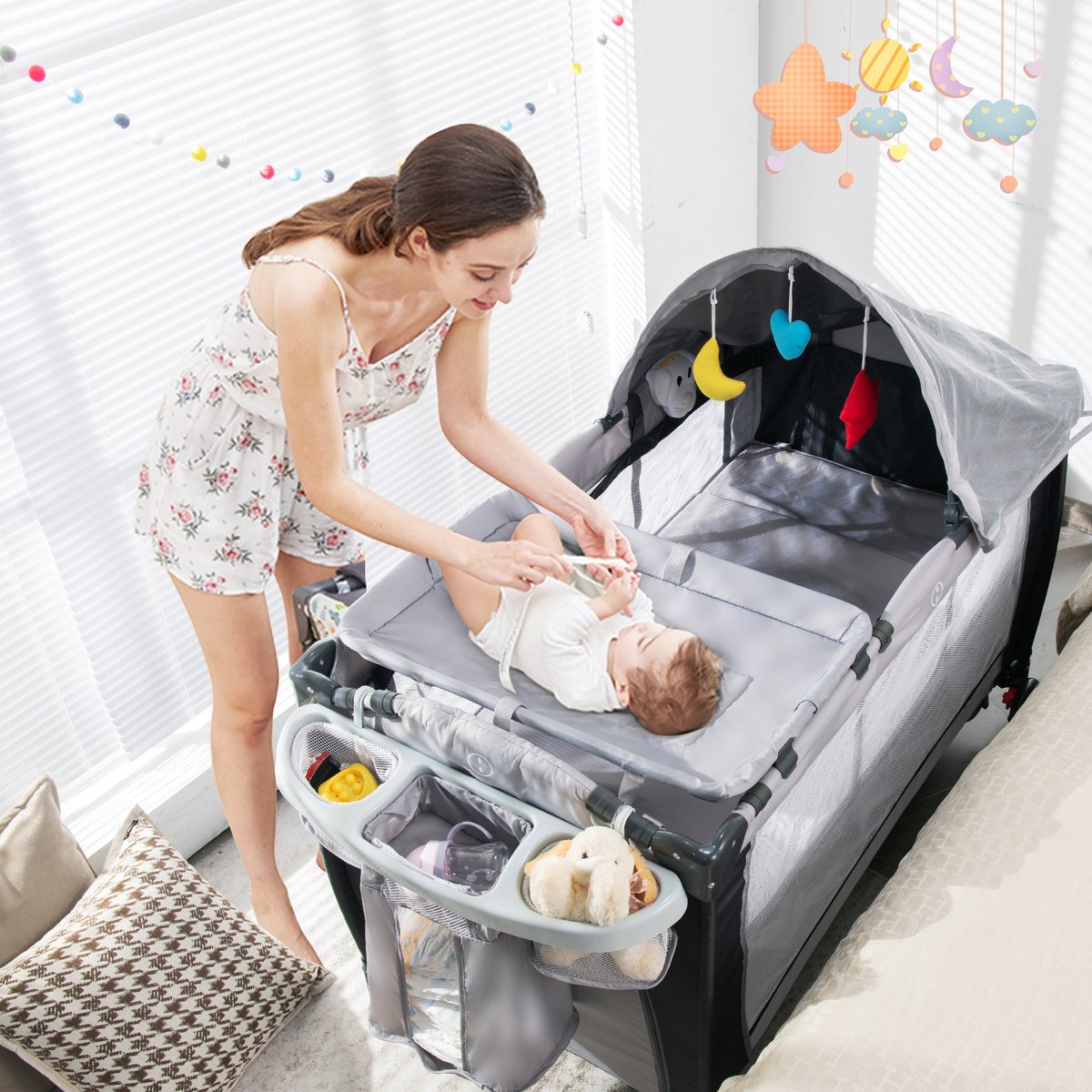 COSTWAY Campingbedje, 4 in 1 inklapbaar reisbed met commode, mobiel ledikanten baby met matras, speelboog, muziekdoos, klamboe, luier mandje en draagtas 60 x 120 (grijs) – foto 8