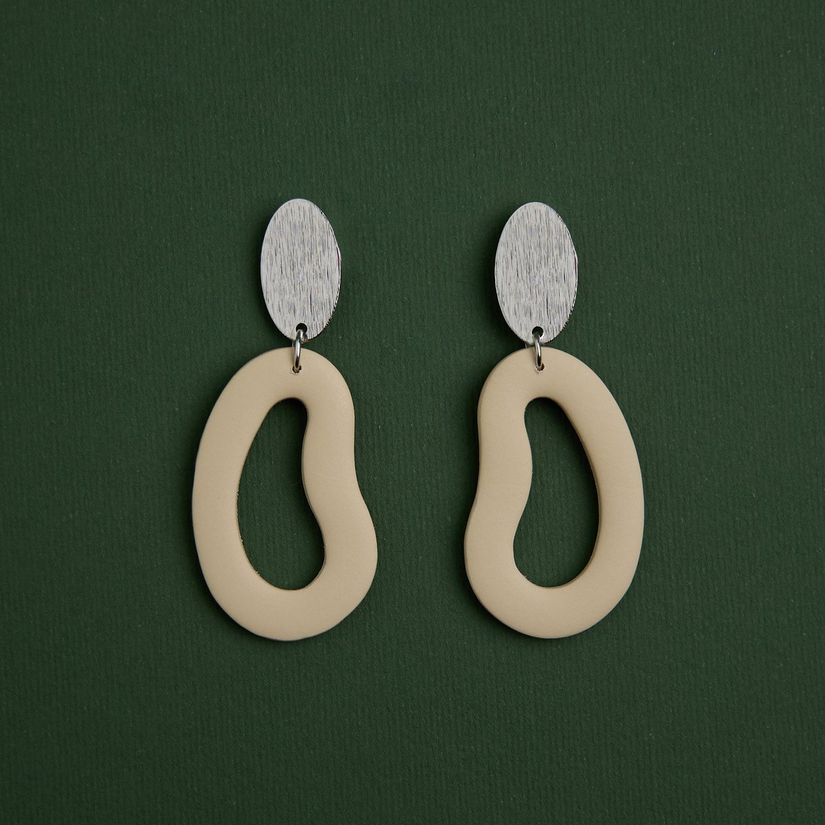 Zilveren oorbellen -Handgemaakte oorbellen van klei - LYHO Sieraden -4,5 cm -Maria oorbellen -Zilver / Kleur Beige -Roestvrij staal -Waterdicht -Nikkel vrij -Kerst cadeau -Sinterklaas cadeau -Valentin -Moederdag