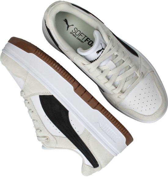 Witte Puma sneakers met beige suède, zwarte streep en bruine rubberen zool, gezien van bovenaf.