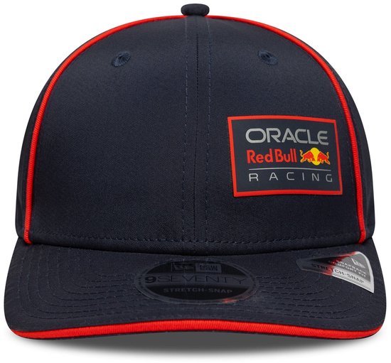 Donkerblauwe New Era pet met rode bies en Oracle Red Bull Racing logo.