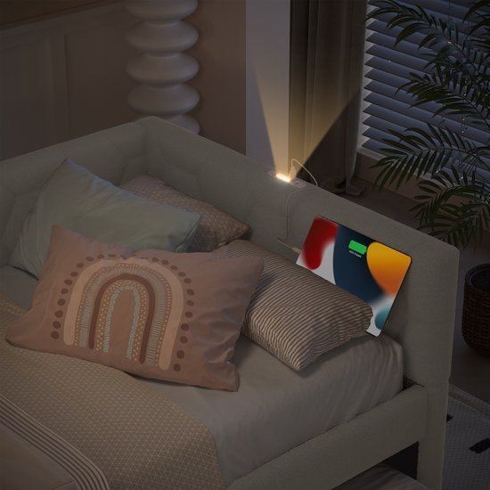 Witte slaapbank met telefoon die oplaadt via USB-poort.