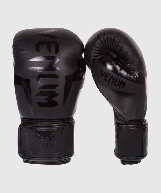 Twee zwarte Venum bokshandschoenen met grote matte logo's, op een grijze achtergrond.