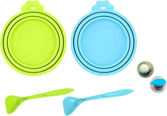 Twee ronde deksels, groen en blauw, met lepels in dezelfde kleuren. Kleine blikjes met deksels ernaast.