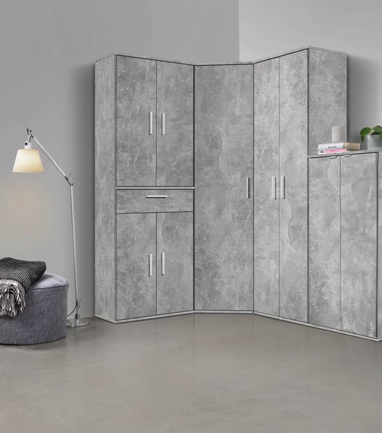 Hoekopstelling van grijze kasten met betonlook, met deuren en een lade.