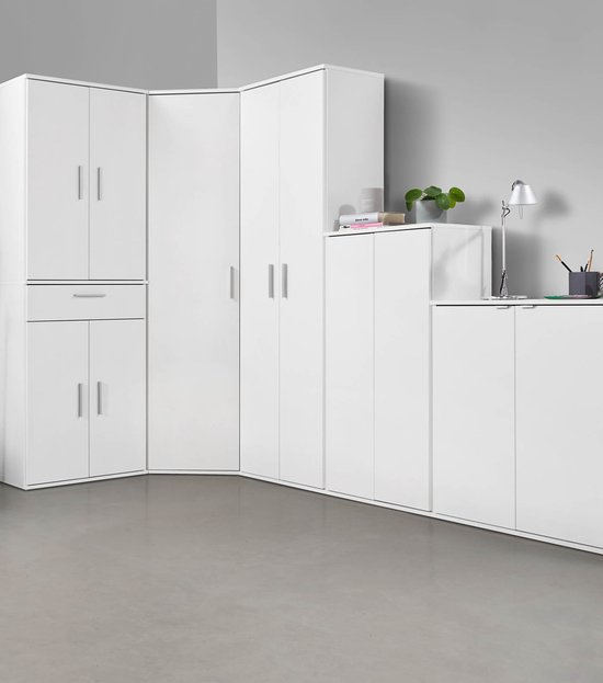 Modulaire witte opbergkasten in een kantooromgeving met een plant en bureaulamp.