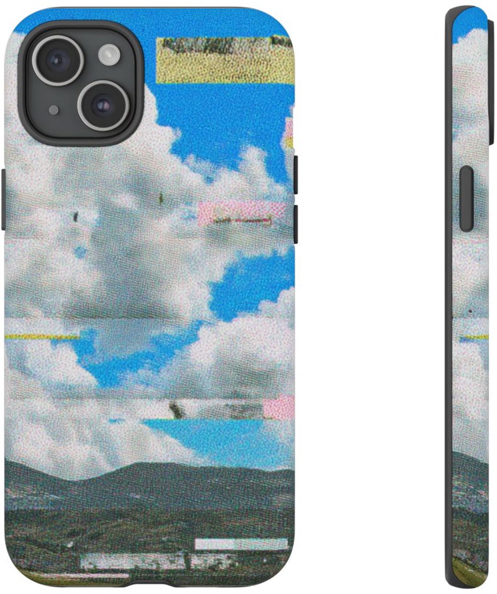 Glitch Effect Wolkenlucht met Bergen – Telefoonhoesje Geschikt voor iPhone 15 Plus