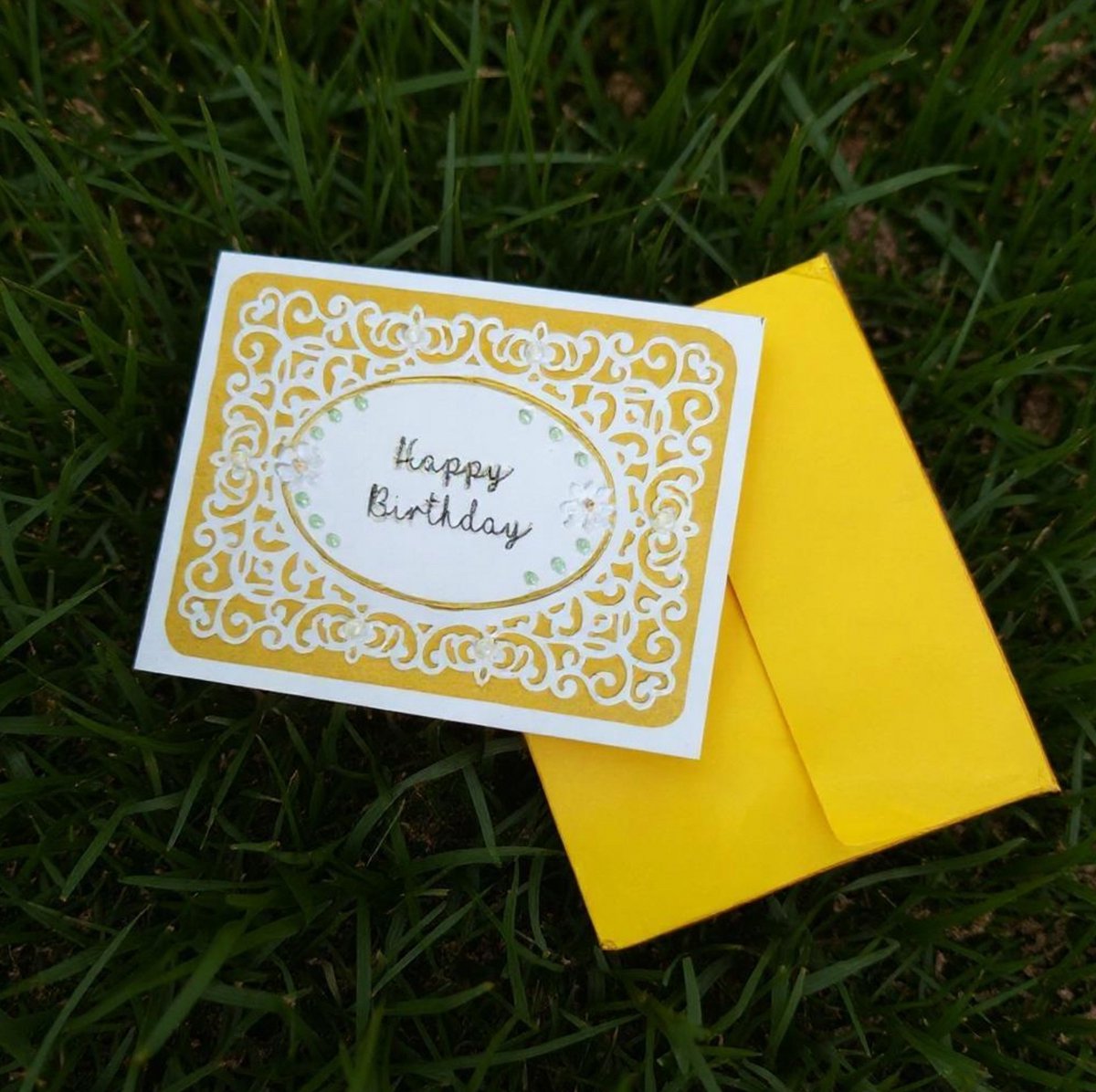 40% discount: Elegante Handgemaakte Verjaardagskaart met Gele Decoratieve Rand en Bijpassende Envelop – Luxe Wenskaart voor Speciale Gelegenheden (Elegant Handmade Happy Birthday Card with Yellow Decorative Border and Matching Envelope )