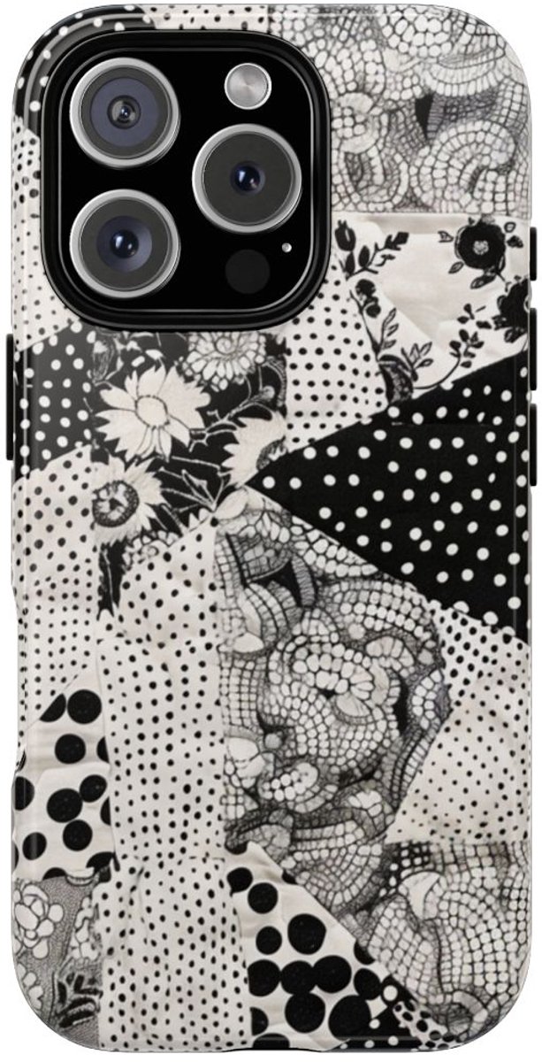 Zwart-Wit Patchwork met Bloemen en Stippen – Telefoonhoesje Geschikt voor iPhone 16 Pro