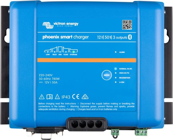 Blauwe Victron Phoenix Smart Charger 12V 50A met 3 outputs, inclusief montagebeugels.