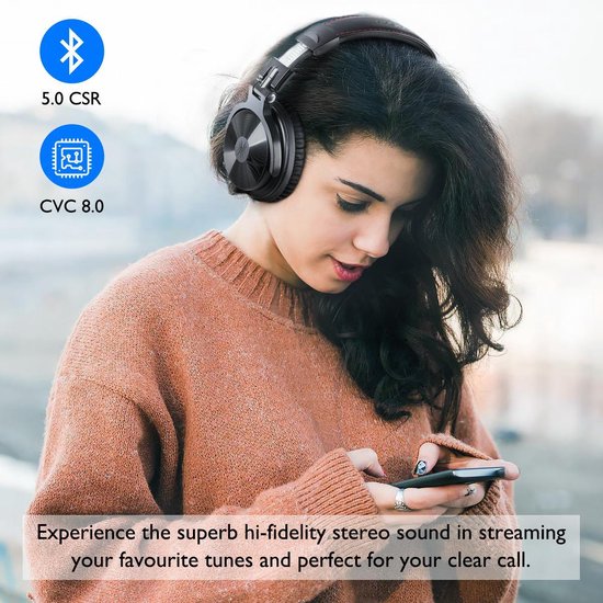 Vrouw met donker haar in een oranje trui, kijkend naar haar telefoon, draagt een zwarte koptelefoon. Toont "5.0 CSR" en "CVC 8.0".