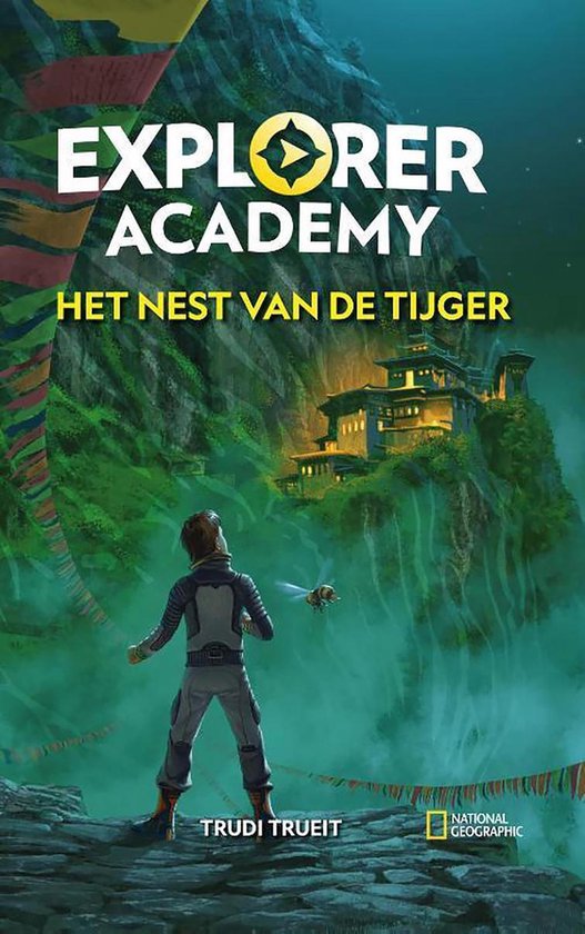 De cover van het boek 'Explorer Academy: Het nest van de tijger'. Een meisje kijkt omhoog naar een bergachtig landschap met een gebouw. Tekst: Explorer Academy, Het nest van de tijger, Trudi Trueit, National Geographic.
