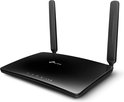 Zwarte TP-Link router met twee antennes, geïsoleerd op een witte achtergrond.
