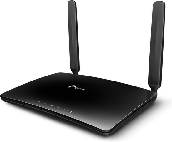 Zwarte TP-Link router met twee antennes, geïsoleerd op een witte achtergrond.