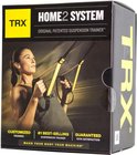 TRX HOME2 SYSTEM Original Patented Suspension Trainer verpakking met een vrouw die de banden gebruikt.