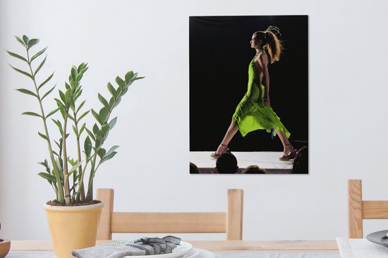 Tableau sur toile Mannequin en robe verte sur le podium - 30x40 cm - Décoration murale