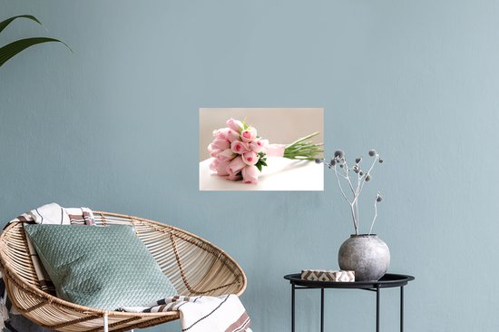 Stickers muraux - Film autocollant - Un bouquet de roses roses sur une table blanche - 30x20 cm - Film adhésif - Stickers muraux Chambre d'enfant - Papier peint autocollant - Papier peint autocollant - Film autocollant