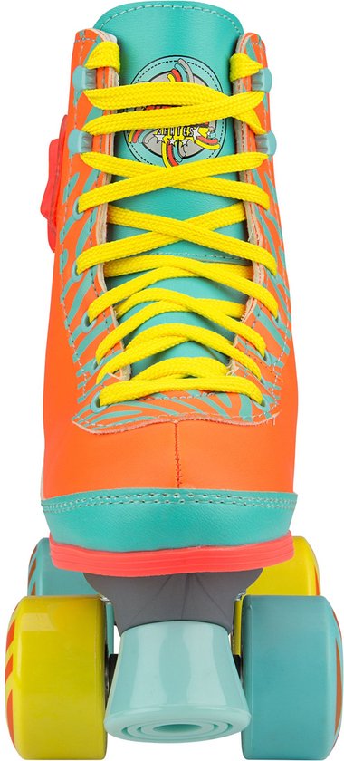 Oranje rolschaats met turquoise strepen, gele veters en een turquoise zool.