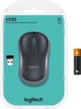 Verpakking van de Logitech M185 draadloze muis met een batterij en USB-ontvanger.