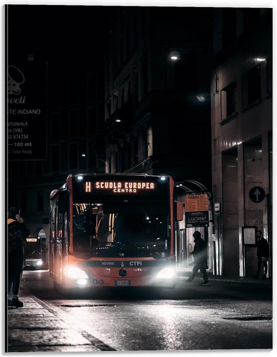 Dibond - Bus door Donkere Stad - 30x40cm Foto op Aluminium (Met Ophangsysteem)