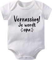 Hospitrix Baby Rompertje me Tekst  Verrassing! Je wordt opa | Korte Mouw | Cadeau voor Zwangerschap | Bekendmaking | Aankondiging | Aanstaande Moeder | Moederdag