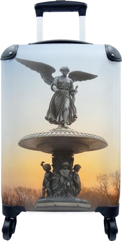 valise-statue-d-engel-sur-un-plateau-rond-new-york-35x55x20-cm