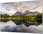 Wandpaneel Bergen spiegelen in meer  | 210 x 140  CM | Zwart frame | Wandgeschroefd (19 mm)