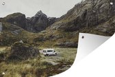Tuindecoratie Auto tussen de bergen - 60x40 cm - Tuinposter - Tuindoek - Buitenposter