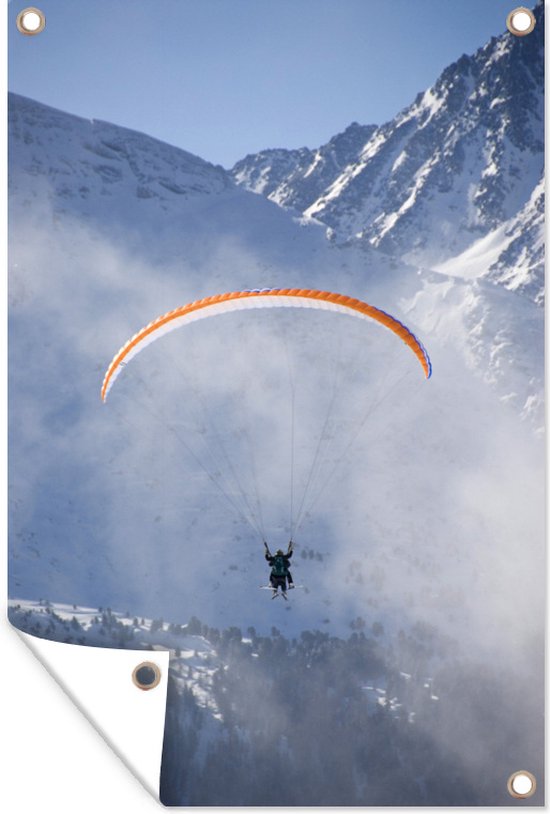 Tuindecoratie Twee paragliders met ski’s aan één parachute in de bergen – 40×60 cm – Tuinposter