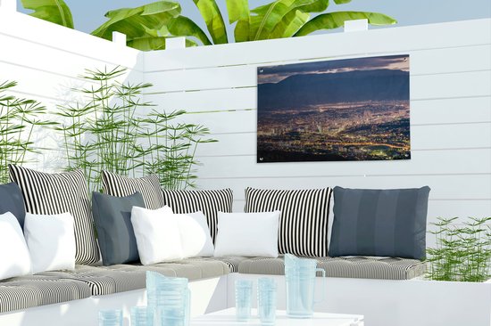 Dim Sarajevo devant une montagne en Bosnie-Herzégovine Poster Jardin 60x40 cm - petit - Toile de jardin / Toile d'extérieur / Peintures d'extérieur (décoration de jardin)