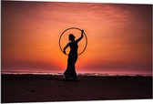 Dibond - Silhouet van Vrouw met Hoepel op het Strand - 120x80cm Foto op Aluminium (Met Ophangsysteem)