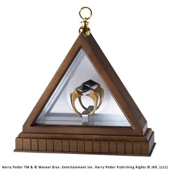 Gouden ring met zwart kristal in een houten vitrine met drie zijden.