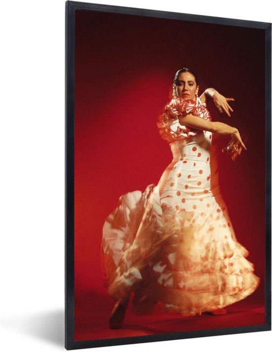 Fotolijst incl. Poster - Een flamencodanser voor een rode achtergrond - 20x30 cm - Posterlijst