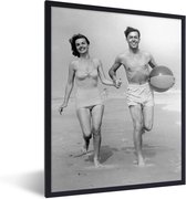 Fotolijst incl. Poster - Jong koppel rent over strand in de jaren vijftig - 30x40 cm - Posterlijst