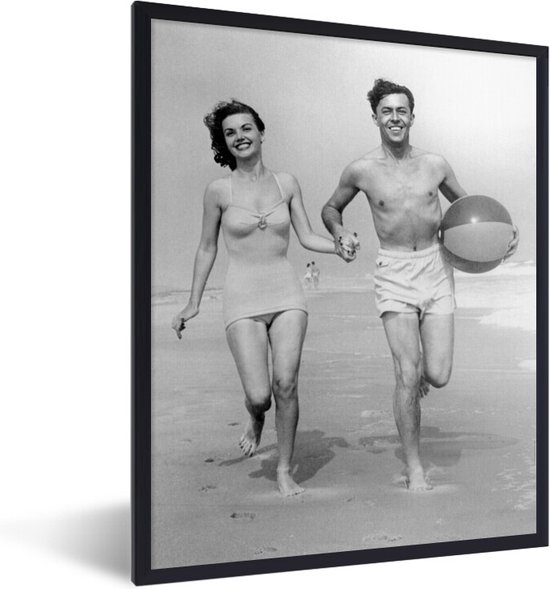 Fotolijst Poster - Jong koppel rent over strand in de jaren vijftig