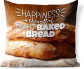 Buitenkussens - Tuin - Quote voor thuis 'Happiness is the smell of freshly baked bread' met een achtergrond van brood - 50x50 cm